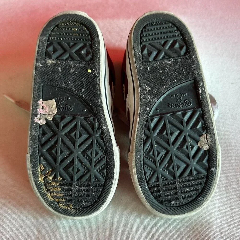 Young Kids Burgundy Converse Lace Up Sneakers Size 8